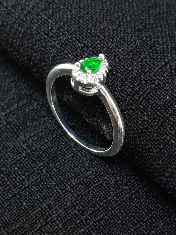 Anel gota minimalista verde cravejado