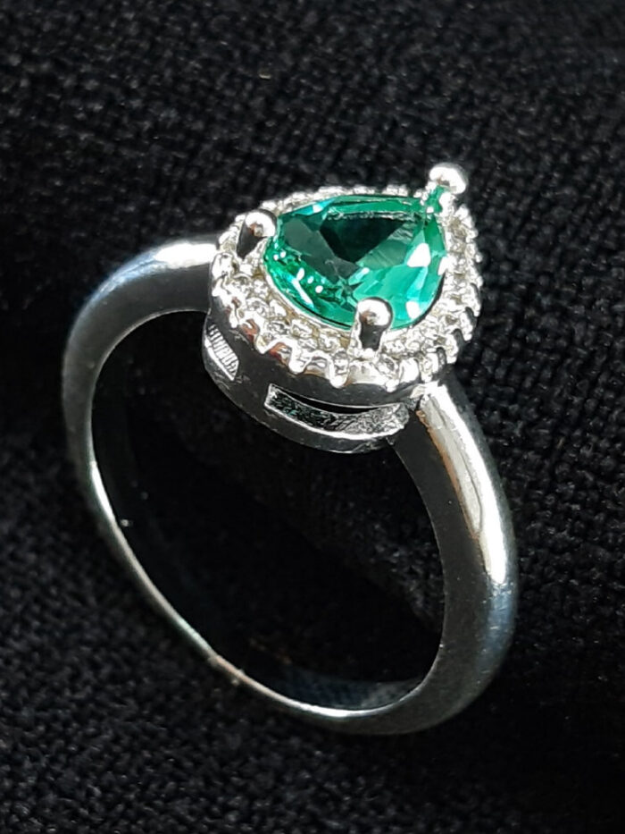 Anel gota verde água cravejado