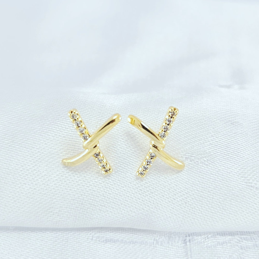 Brinco entrelaçado detalhe cravejado