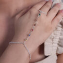 Pulseira de mão com pedras coloridas