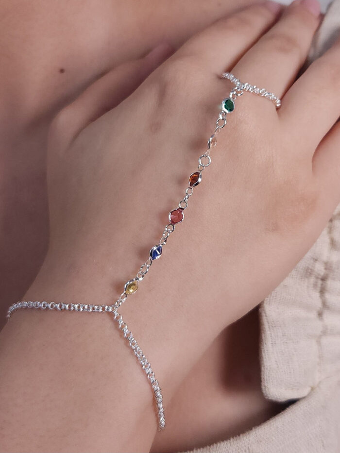 Pulseira de mão com pedras coloridas