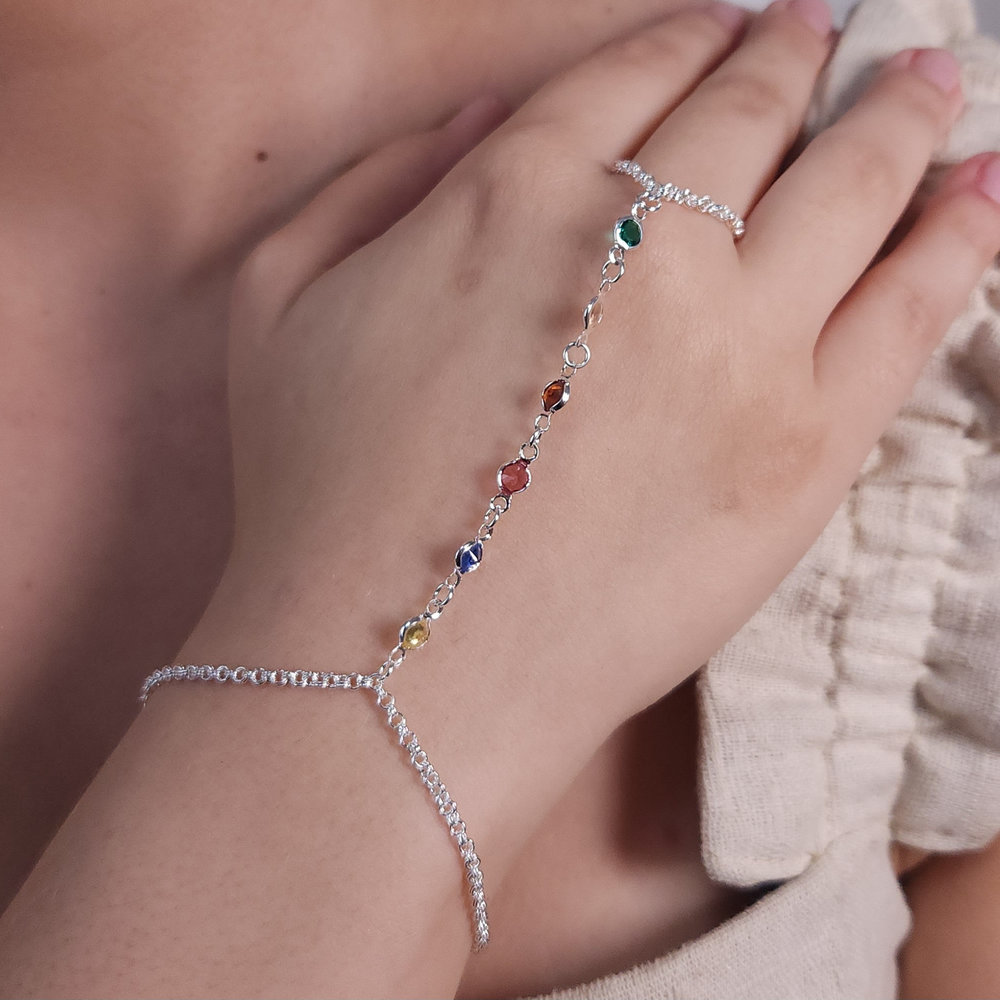 Pulseira de mão com pedras coloridas