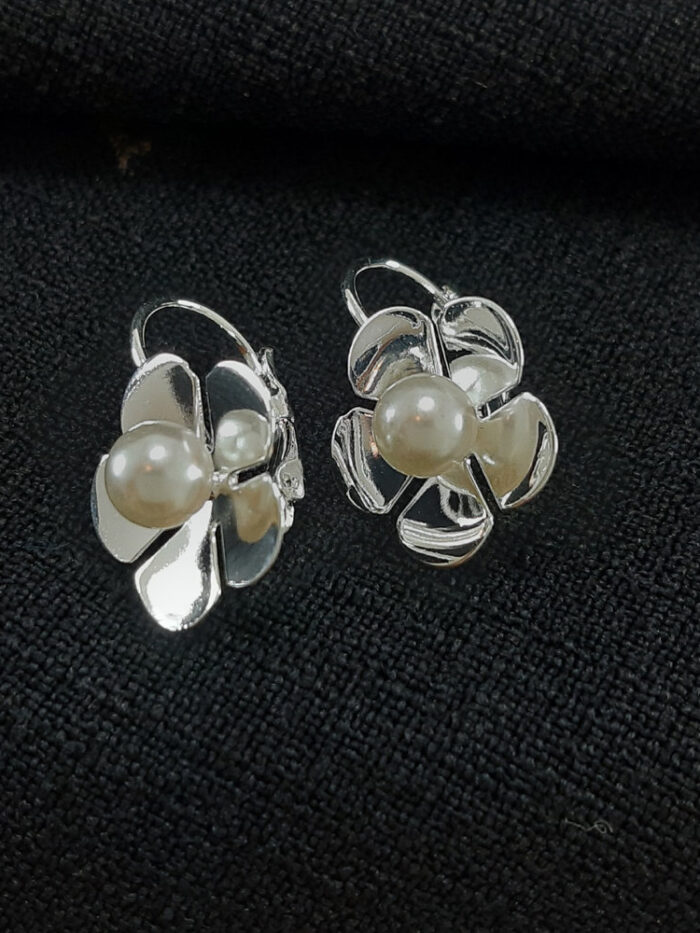 Brinco gancho flor com pérola