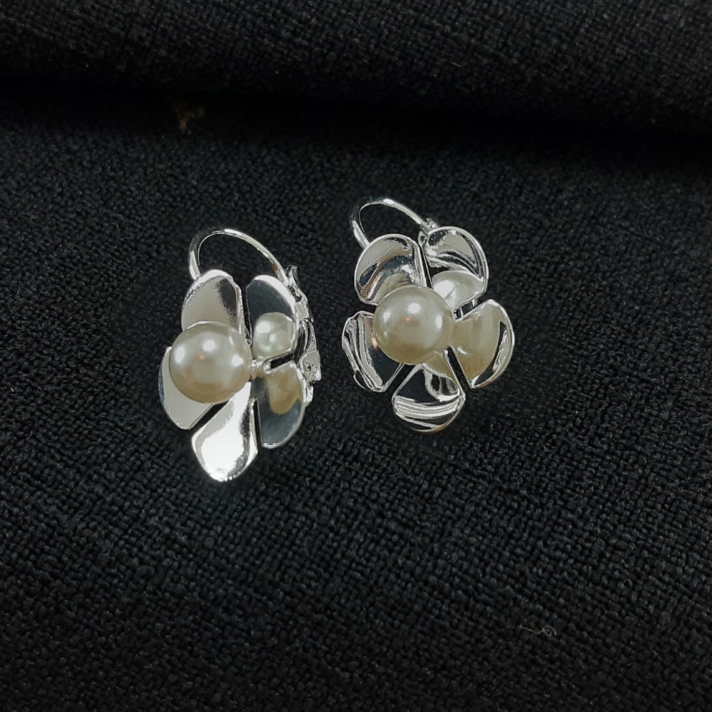 Brinco gancho flor com pérola