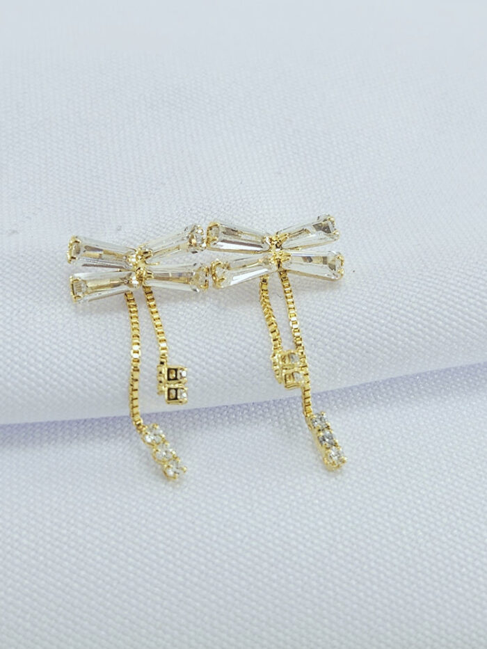 Brinco laço pedra baguete com fio veneziana detalhado