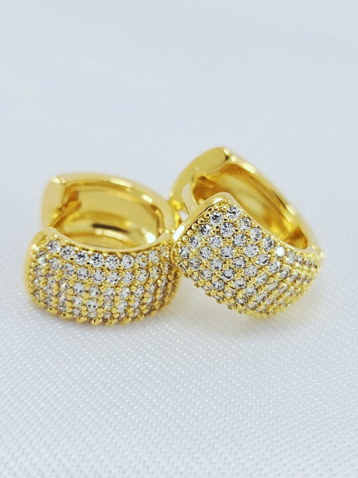 Brinco argola frente cravejado