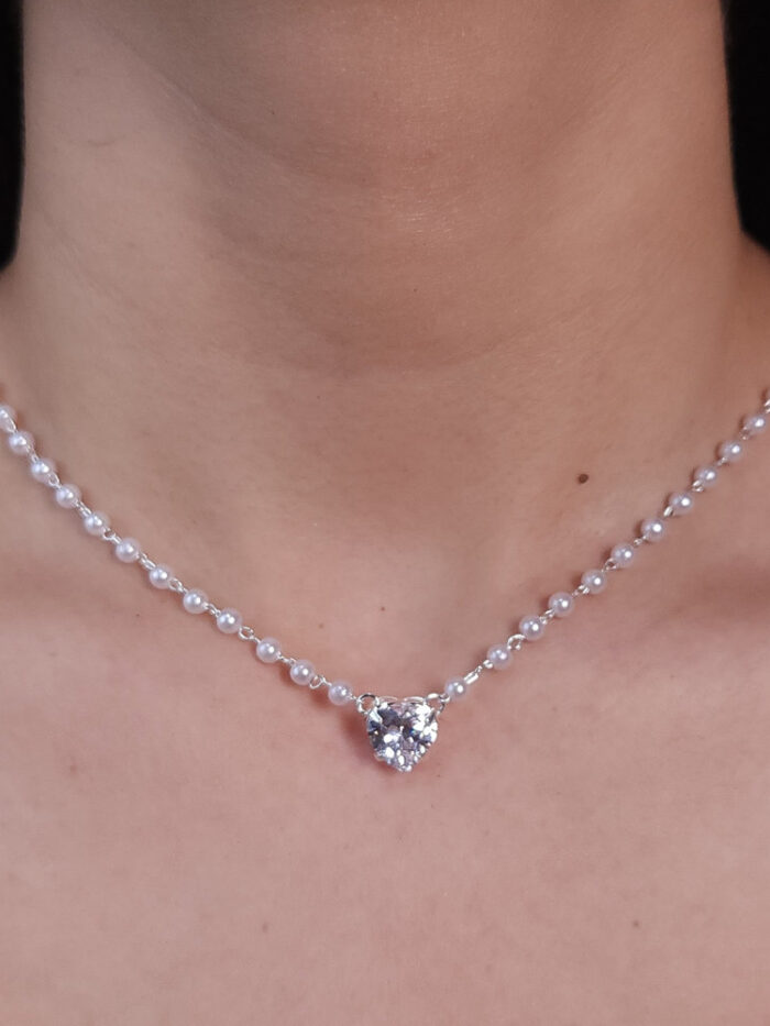 Gargantilha choker pérolas com coração