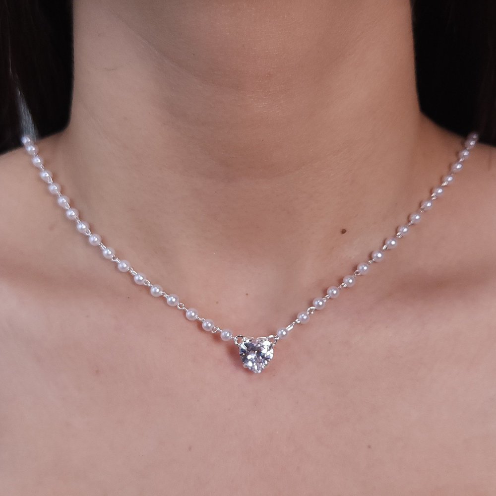 Gargantilha choker pérolas com coração