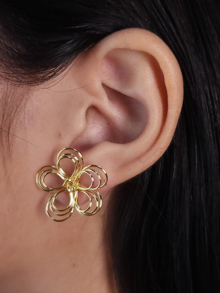 Brinco flor fios vazados