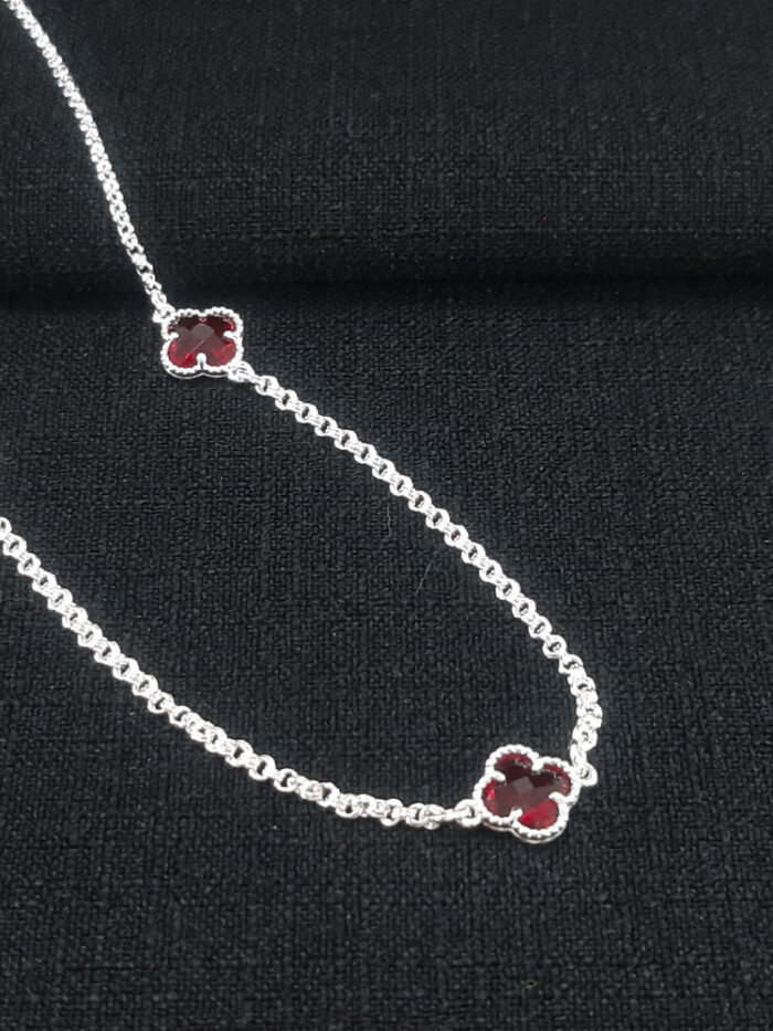 Gargantilha choker com trevo