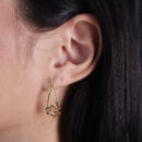 Brinco fios lisos com flor vazada e pedrinha cristal