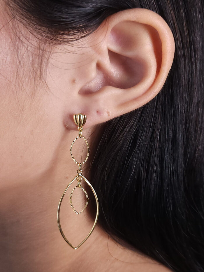 Brinco elos oval detalhado pêndulo