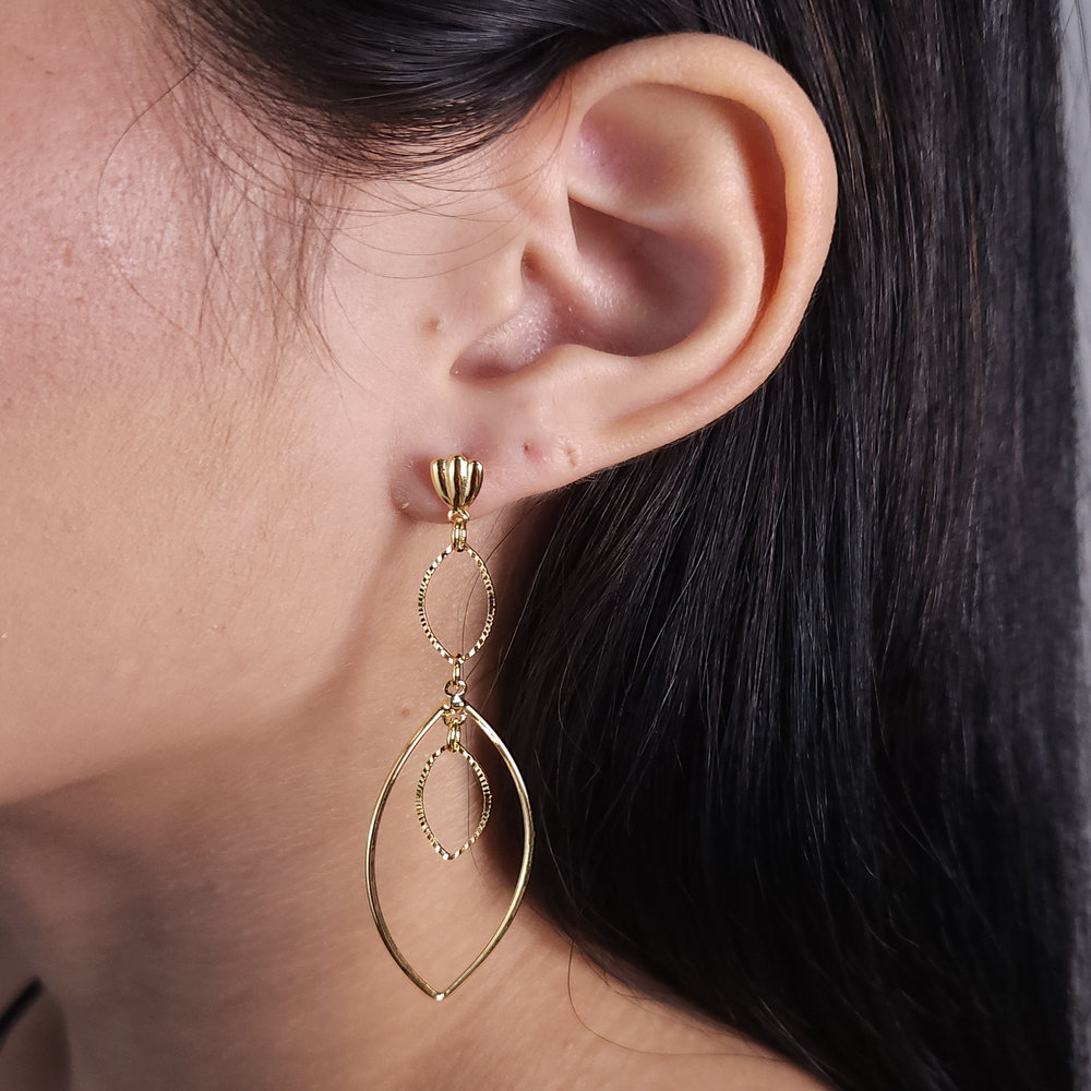 Brinco elos oval detalhado pêndulo