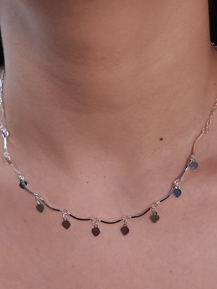 Gargantilha choker caninho curvado com corações