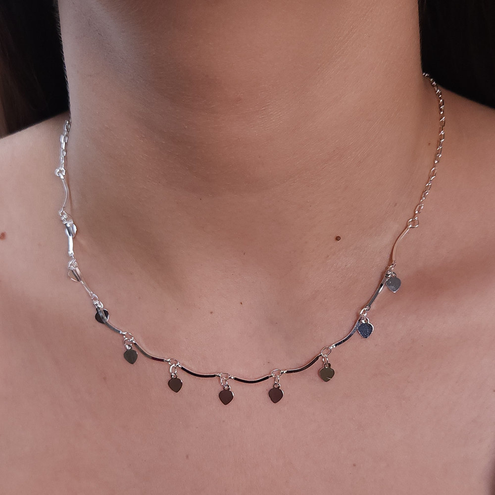 Gargantilha choker caninho curvado com corações