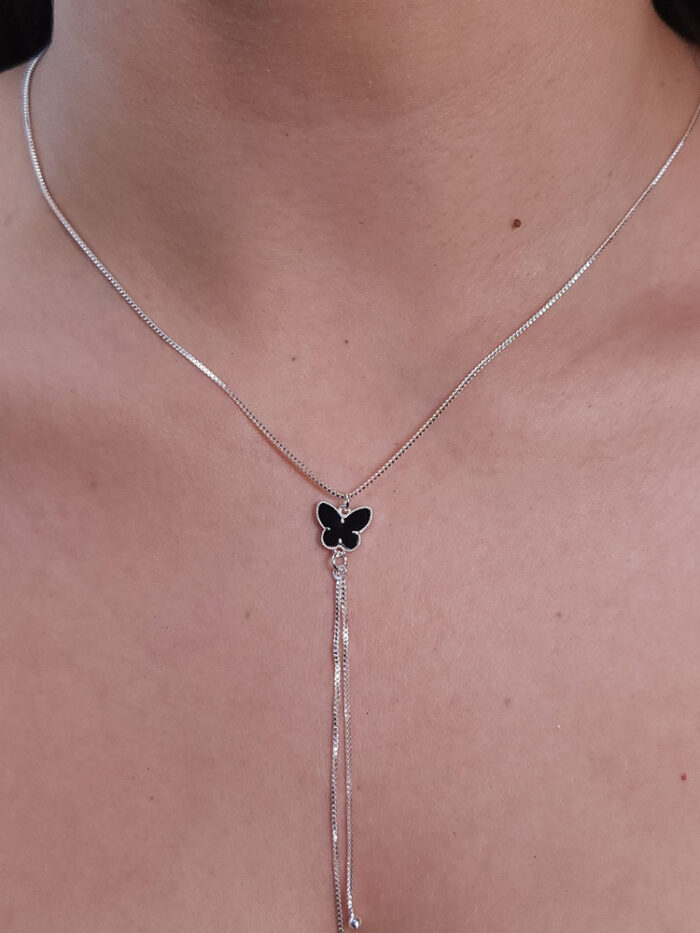 Gargantilha borboleta preta borda prateada