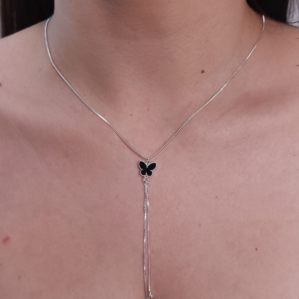 Gargantilha borboleta preta borda prateada