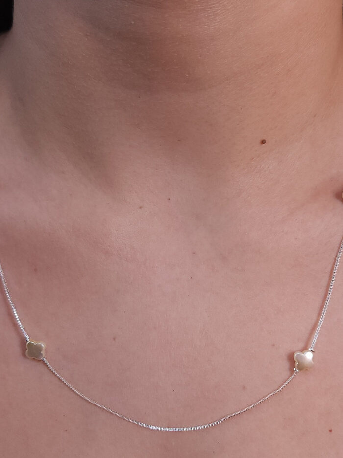 Gargantilha longuinho com trevos pérolados