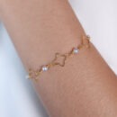 Pulseira trevo vazado com pérolas