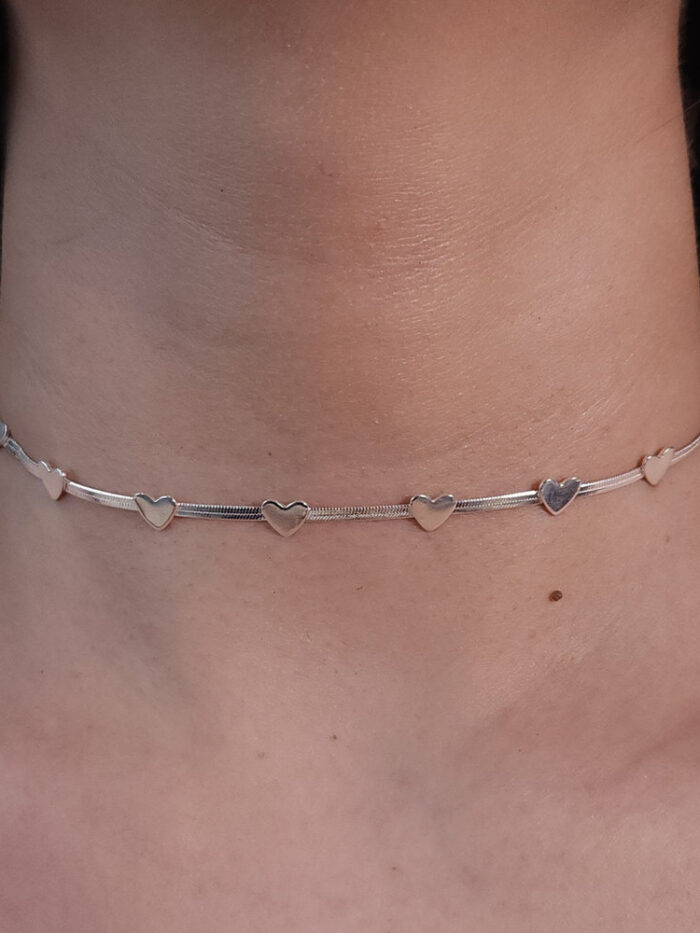 Gargantilha choker laminada com corações