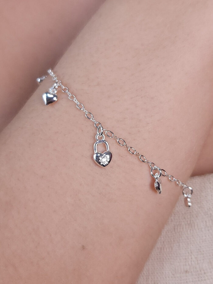 Pulseira com corações e cadeado pêndulo