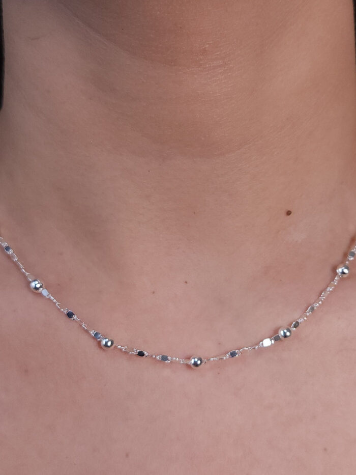 Gargantilha choker elos chapeados com bolinhas lisa