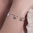 Pulseira caninho curvado com flores pêndulo