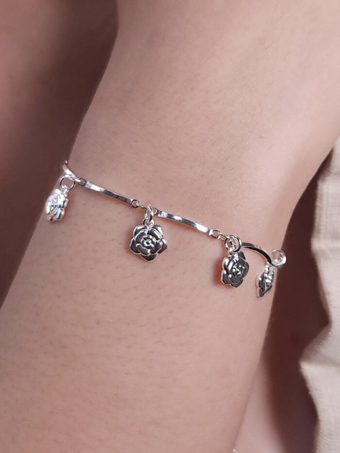 Pulseira caninho curvado com flores pêndulo