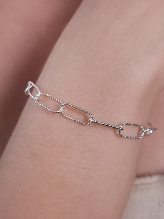 Pulseira elos vazado detalhado