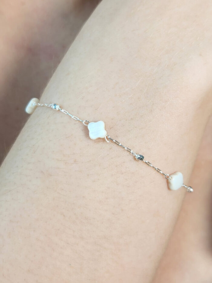 Pulseira trevo branco resinado