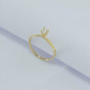 Anel solitário com pedra cristal