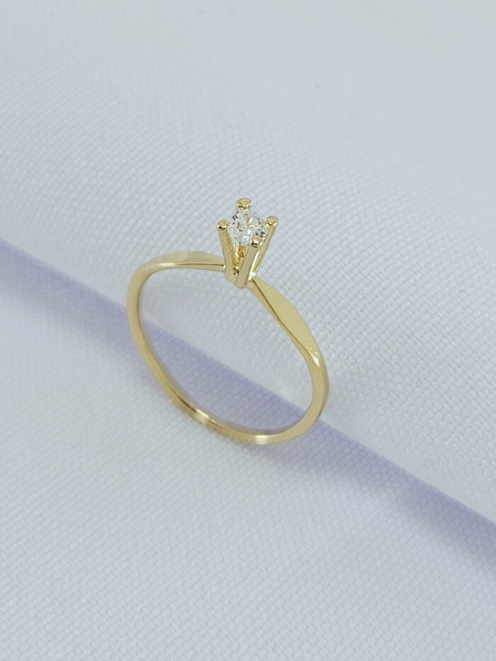 Anel solitário com pedra cristal