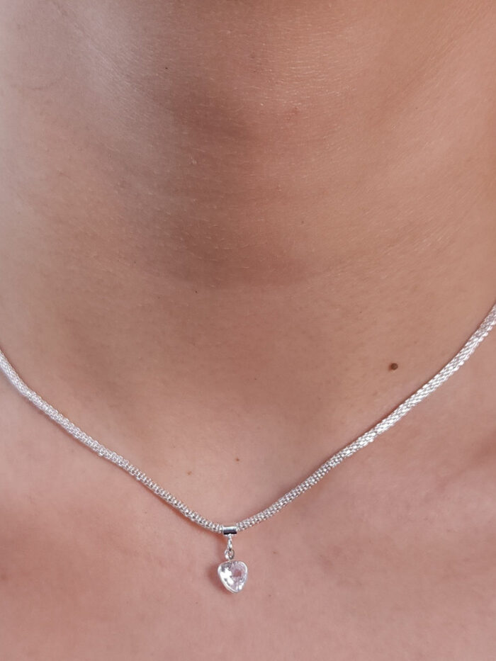 Gargantilha malha vazada com pingente coração cristal