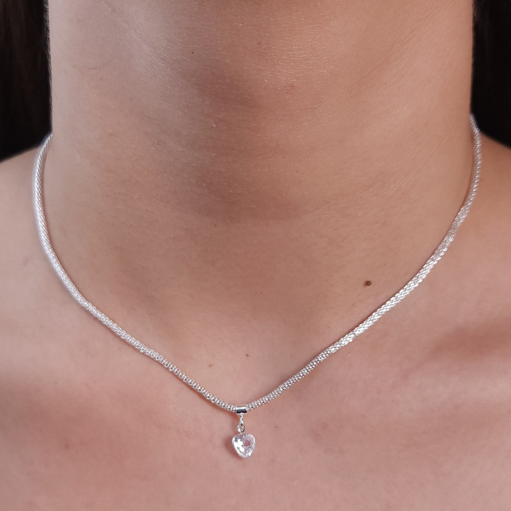 Gargantilha malha vazada com pingente coração cristal