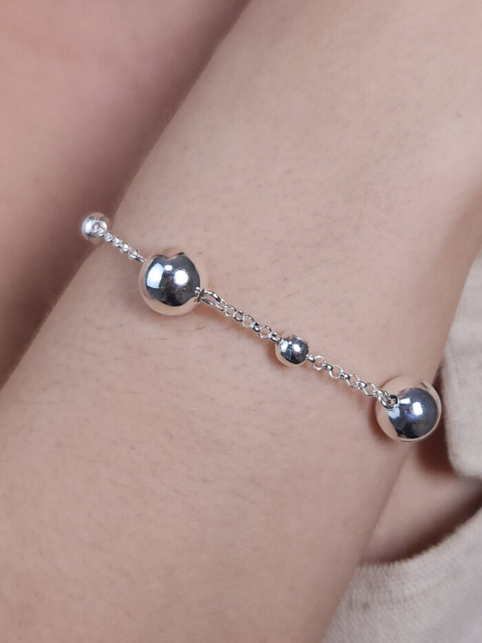 Pulseira com bolas prateada