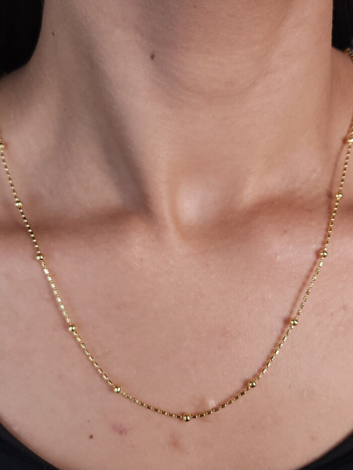 Gargantilha loguinho detalhe bola dourada