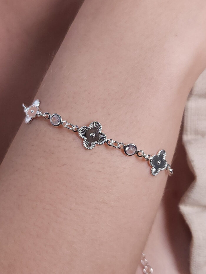 Pulseira com trevos chapeado e ponto de luz