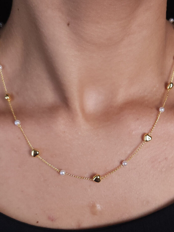 Gargantilha com coração dourado  liso e pérola