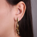 Brinco gota alongado com pêndulo vazado