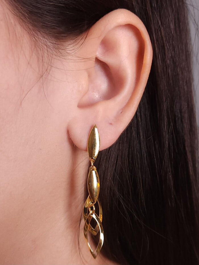 Brinco gota alongado com pêndulo vazado