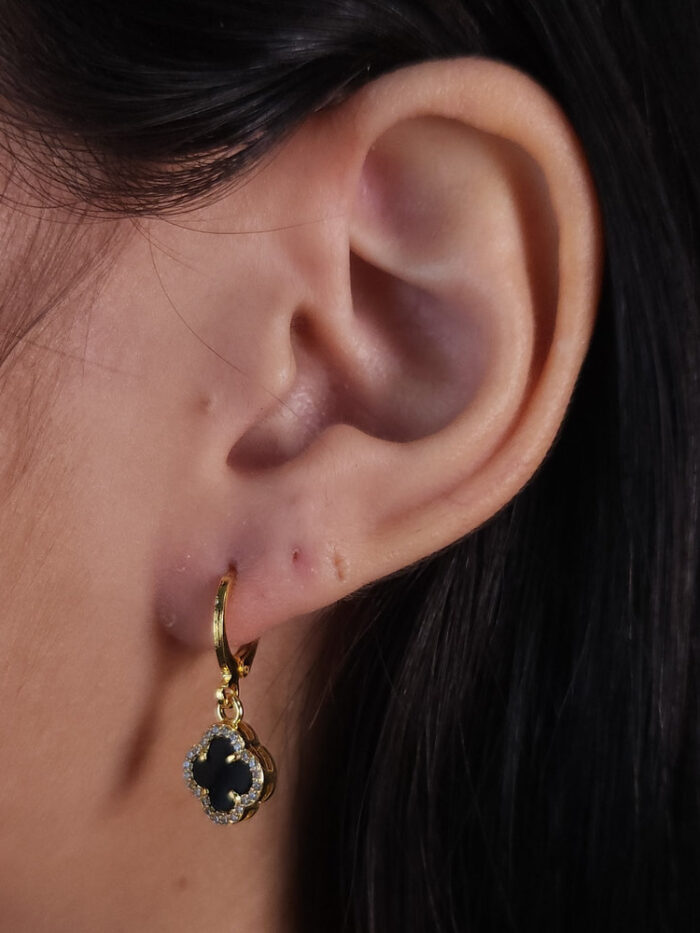 Brinco argolinha com trevo pêndulo detalhado