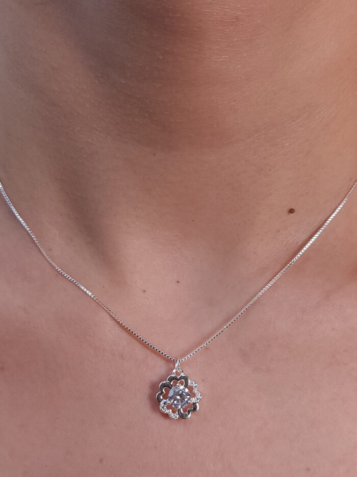 Gargantilha flor com pedra cristal