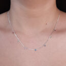 Gargantilha com pontos de luz coloridos