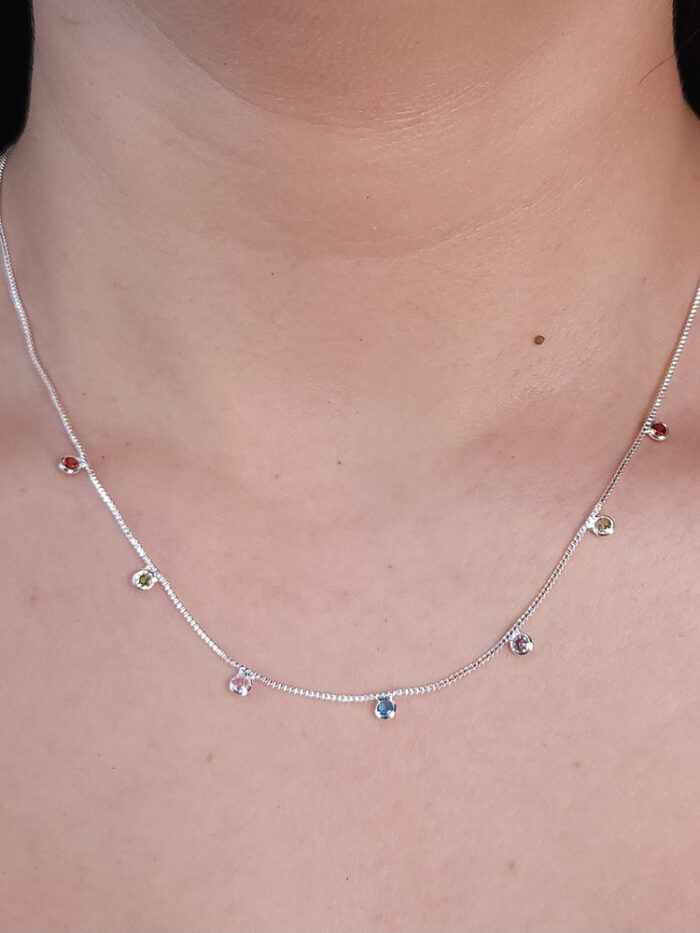 Gargantilha com pontos de luz coloridos