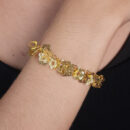 Pulseira com flores vazada detalhada