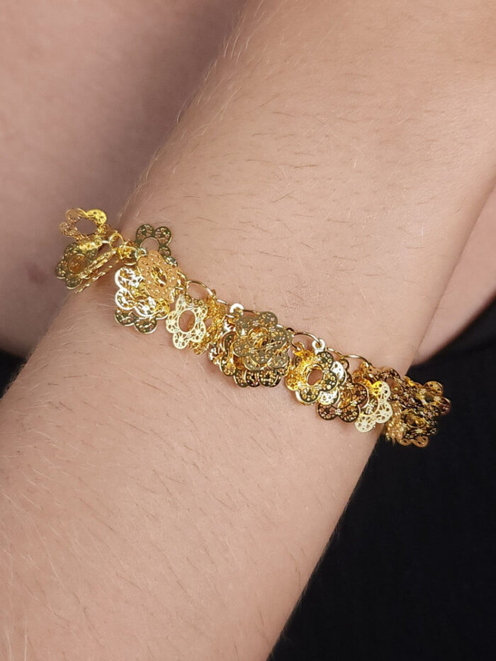 Pulseira com flores vazada detalhada
