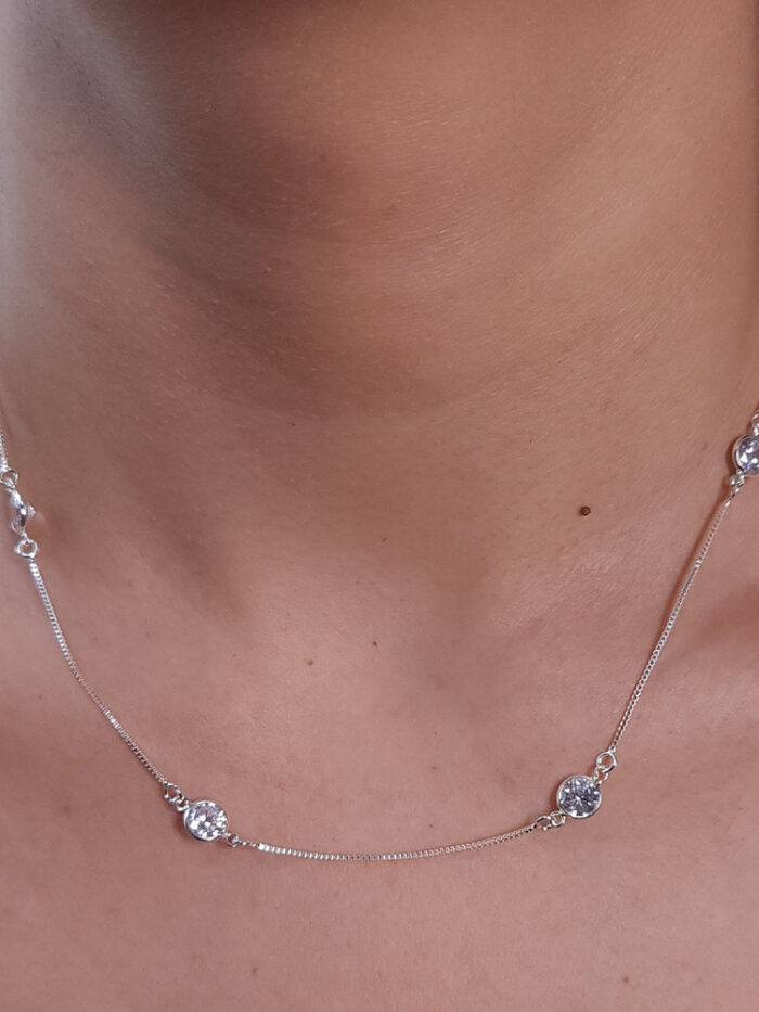 Gargantilha choker ponto de luz redondo