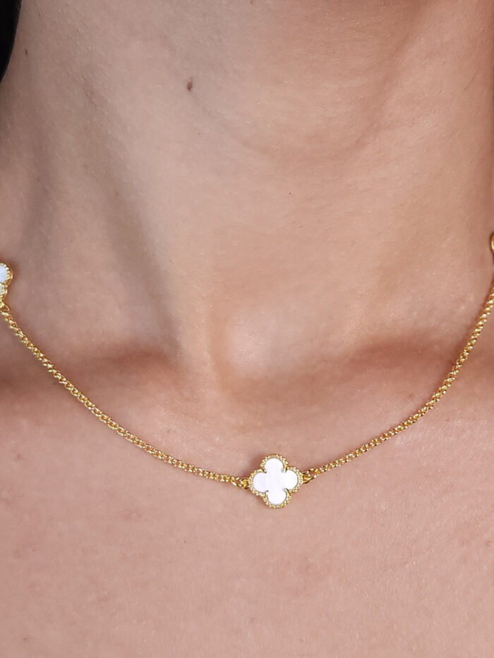 Gargantilha choker com trevos branco