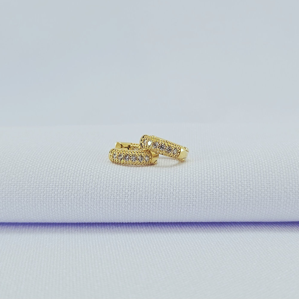 Brinco argolinha fio cravejado em zircônia