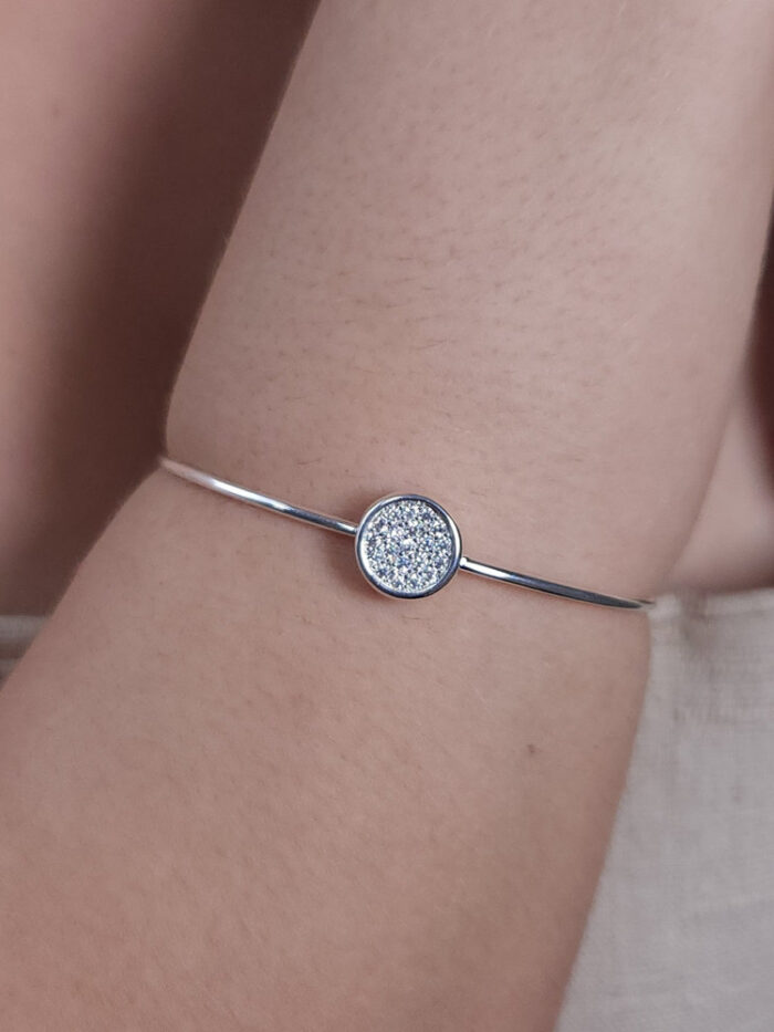 Bracelete fio círculo cravejado com borda prateada